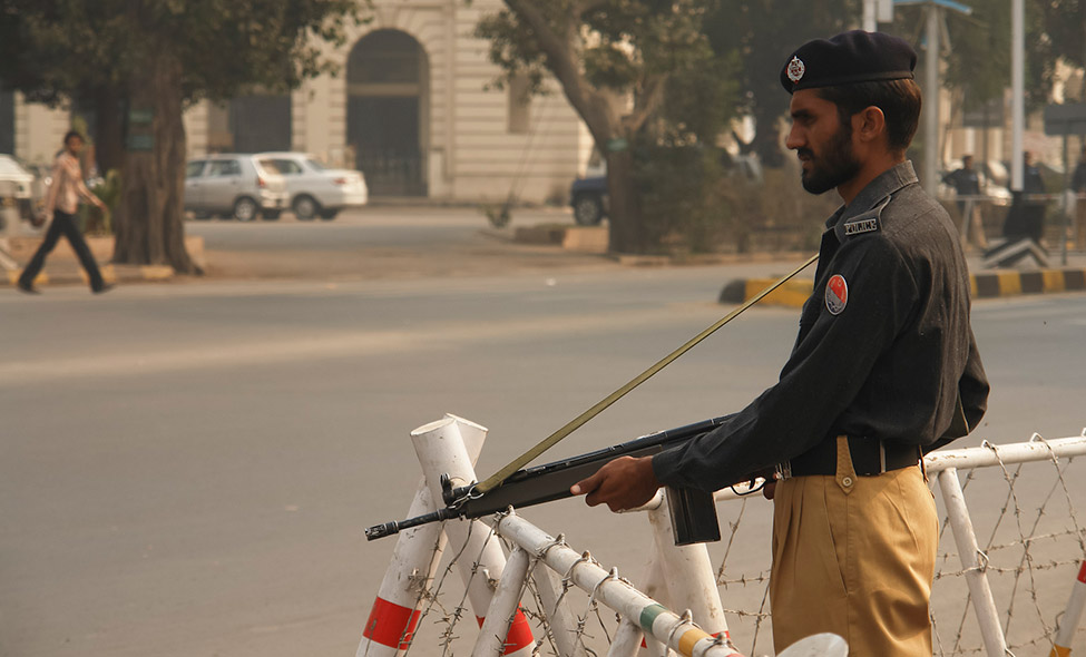 Policial posicionado para as manifestações em Lahore