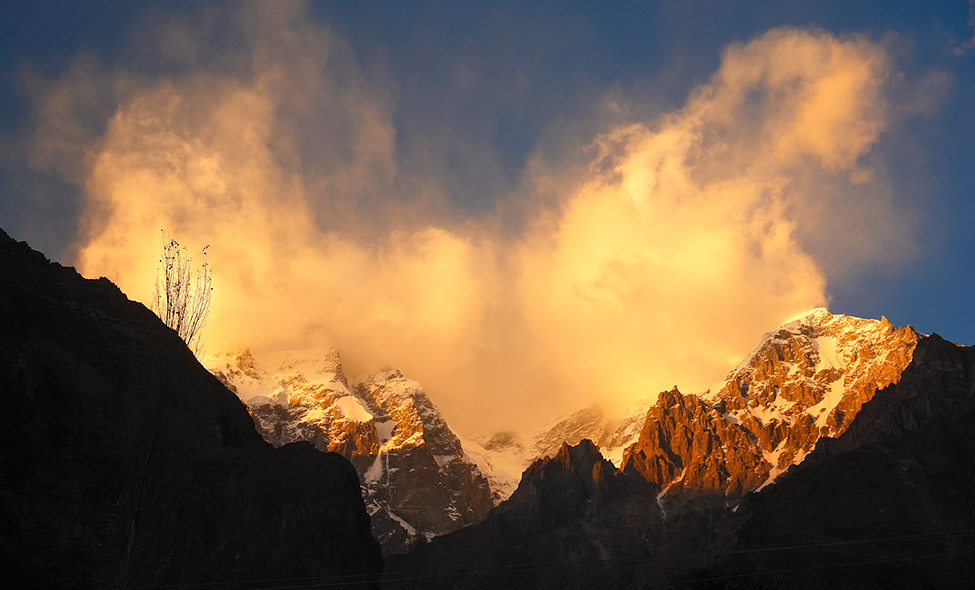 Picos nevados próximos de Karimabad