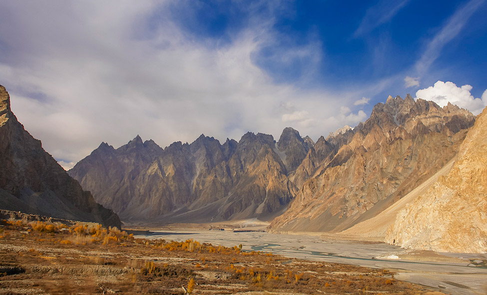Montanhas próximas ao vilarejo de Passu