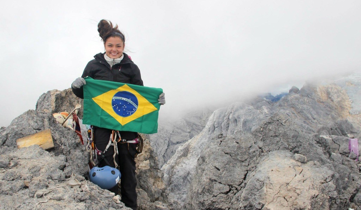 No cume do Carstensz, a montanha mais alta da Oceania