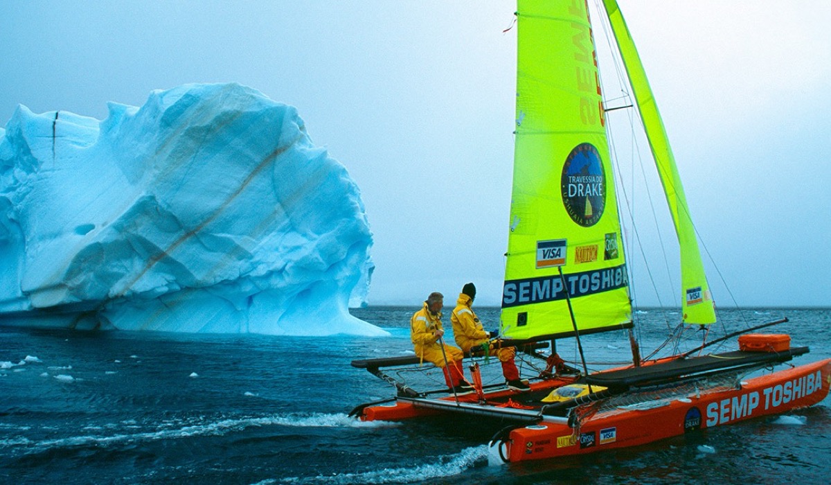 Catamarã de Beto Pandiani em navegação