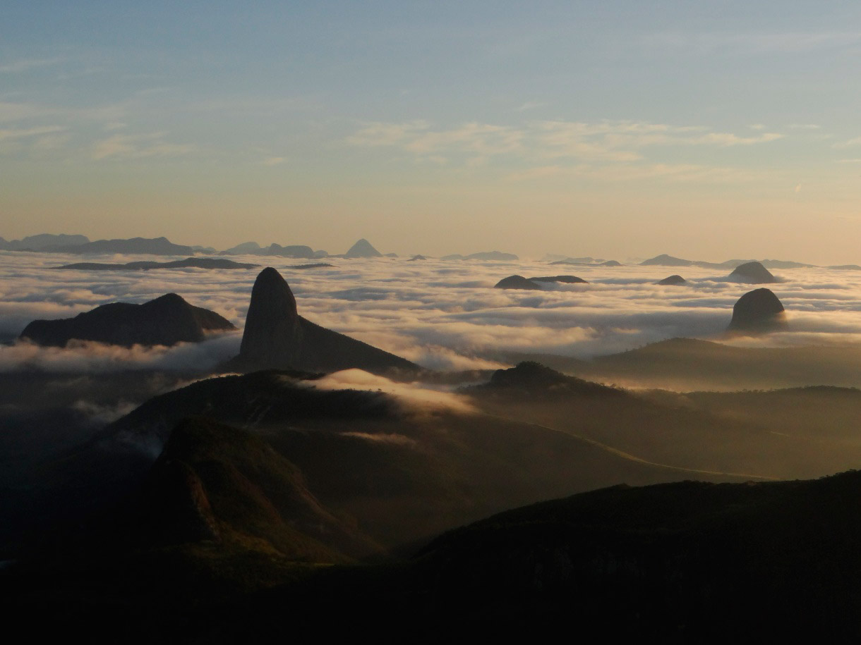 Mar de nuvens com o Péo de Aéécar mineiro é esquerda. Foto: Edemilson Padilha