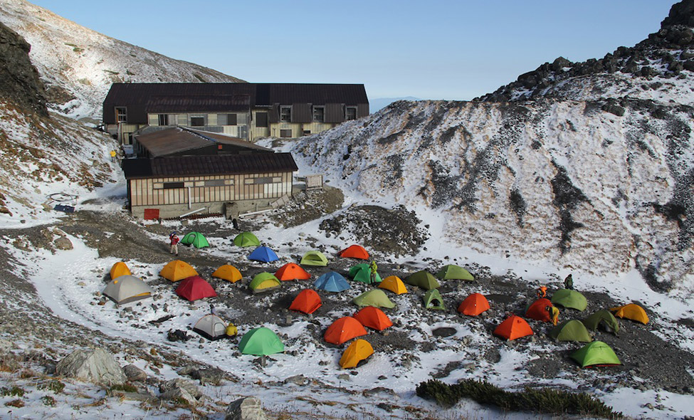Acampamento e primeiro abrigo de montanha após uma longa subida. Foto: Fabiana Atallah
