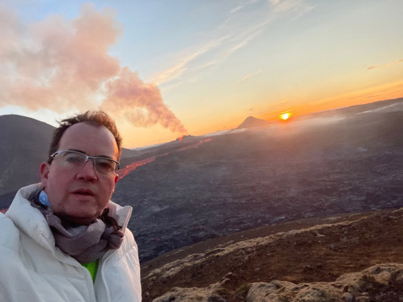 Fernando Ruiz diante do vulcão em erupção