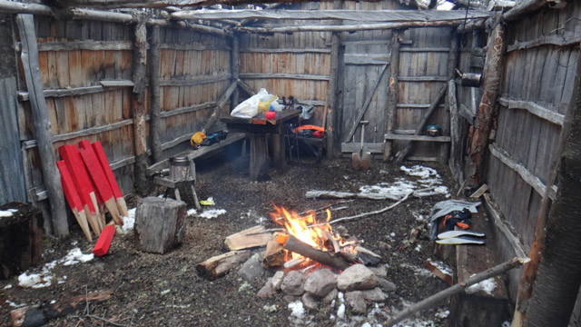 O acampamento com uma cabana de madeira sem teto " Foto: Guilherme Cavallari
