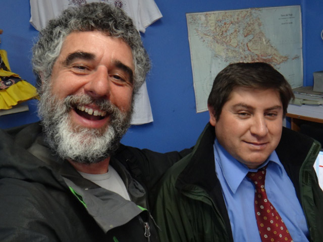 Guilherme e Luis Tiznado, dono da Shila, loja de aventura mais austral do mundo! " Foto: Guilherme Cavallari