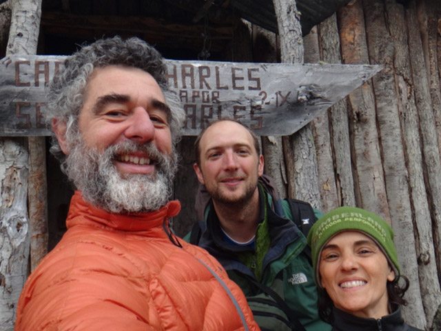 Guilherme, Alexis e Adriana, em frente ao Refugio Charles, Lago Windhond " Foto: Guilherme Cavallari
