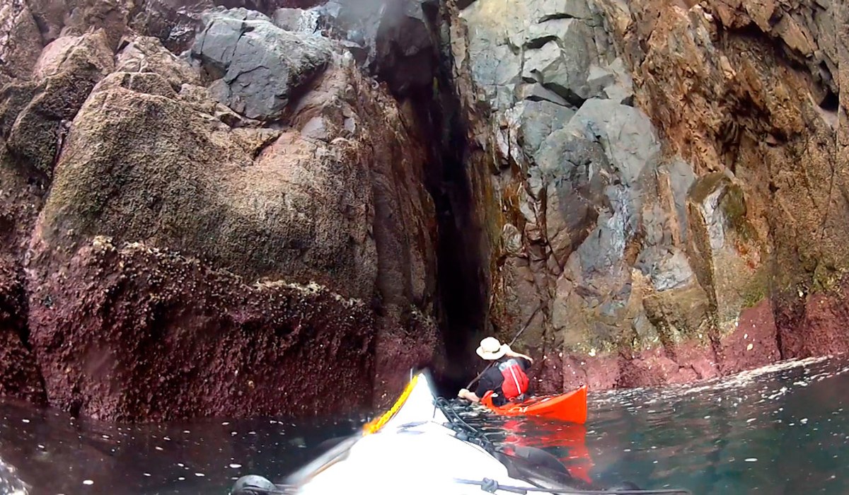 Remadores descobrem caverna marítima em Ilhabela