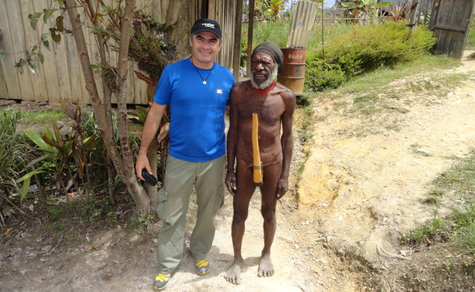 Rosier com nativo em Sugapa