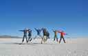 SALAR UYUNI - � a maior plan�cie salgada do mundo. Est� localizado nos Departamentso de Potos� e Oruro, no sudoeste da Bol�via, no altiplano andino, a 3.650m de altitude. O Salar de Uyuni tem aproximadamente 12.000km� de �rea, estima-se que o Salar contenha 10 bilh�es de toneladas de sal, das quais menos de 25.000 s�o extra�das anualmente. O salar � composto por aproximadamente 11 camadas com espessuras que variam entre 2 e 10 metros, sendo a mais externa de 10 metros. A profundidade total � estimada em 120 metros e � composta de uma mistura de salmoura e barro lacustre. O salar � tamb�m uma das maiores reservas de l�tio do mundo, al�m de conter importantes quantidades de pot�ssio, boro e magn�sio.