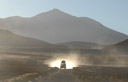 O transporte t�pico da travessia, uma Toyota Land Cruiser 4x4. Em mar�o dde 2008 aconteceu o pior desastre de todos os tempos onde duas Toyotas bateram de frente e 11 pessoas morreram, a maioria turistas japoses e israelenses, al�m de seus guias locais. O acidente aconteceu em pleno Salar Uyuni, logo ap�s a saida do Museu de Sal. As marcas ainda est�o no salar.