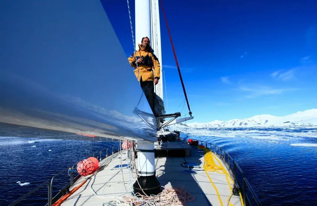 Amyr Klink diante da paisagem antártica