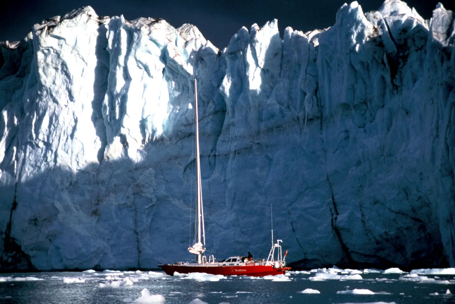 Amyr Klink sobre o convés do veleiro Paratii na Antártica