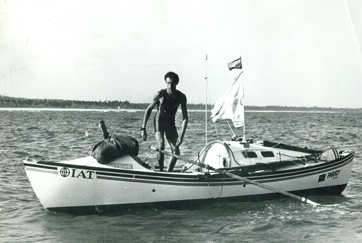 Amyr Klink a bordo do pequeno barco a remo I.A.T.
