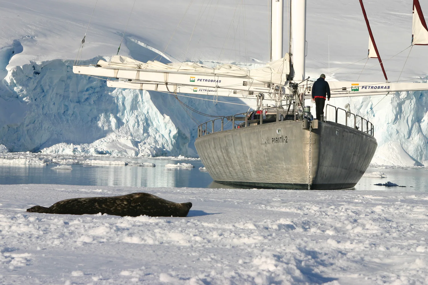 Paratii 2 diante de uma parede de gelo na Antártica