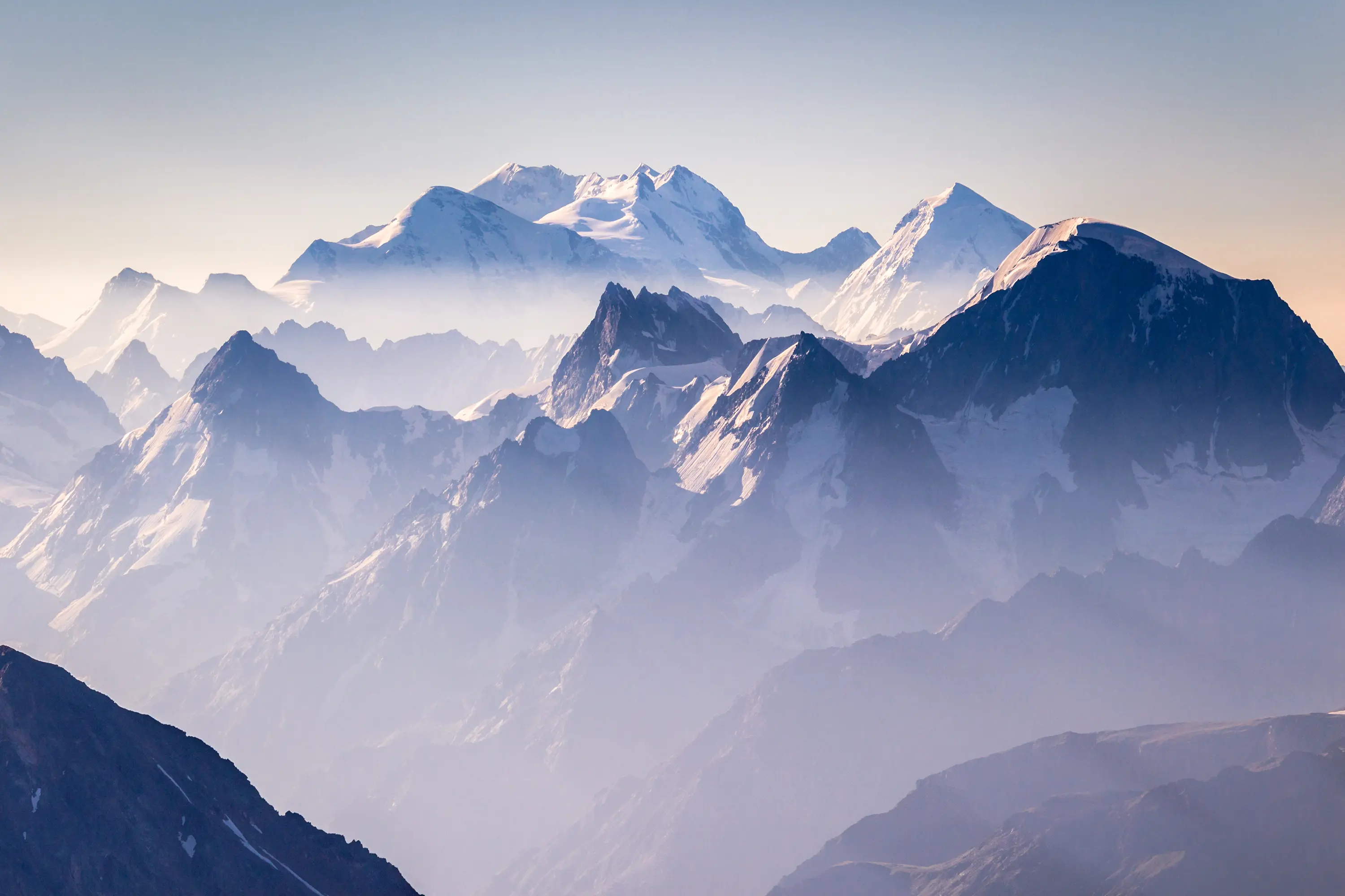 Reinhold Messner diante de uma grande parede de gelo