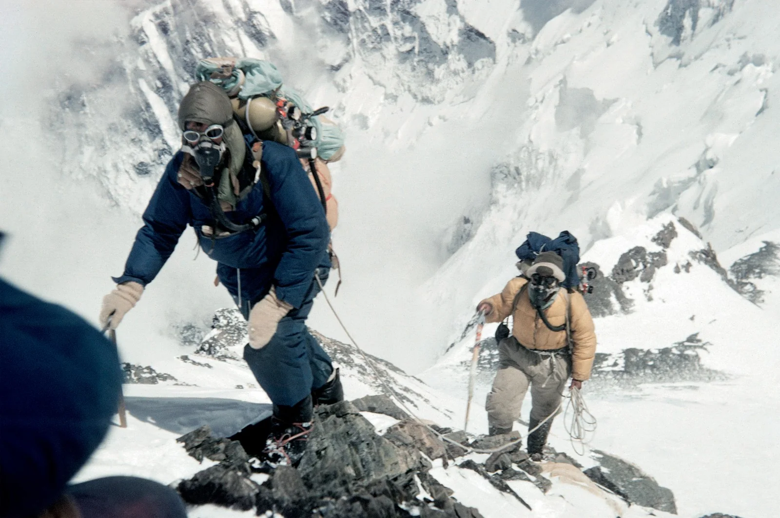 Edmund Hillary escalando no Himalaia