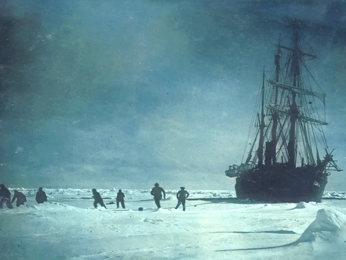 O Endurance no gelo durante a expedição de Shackleton