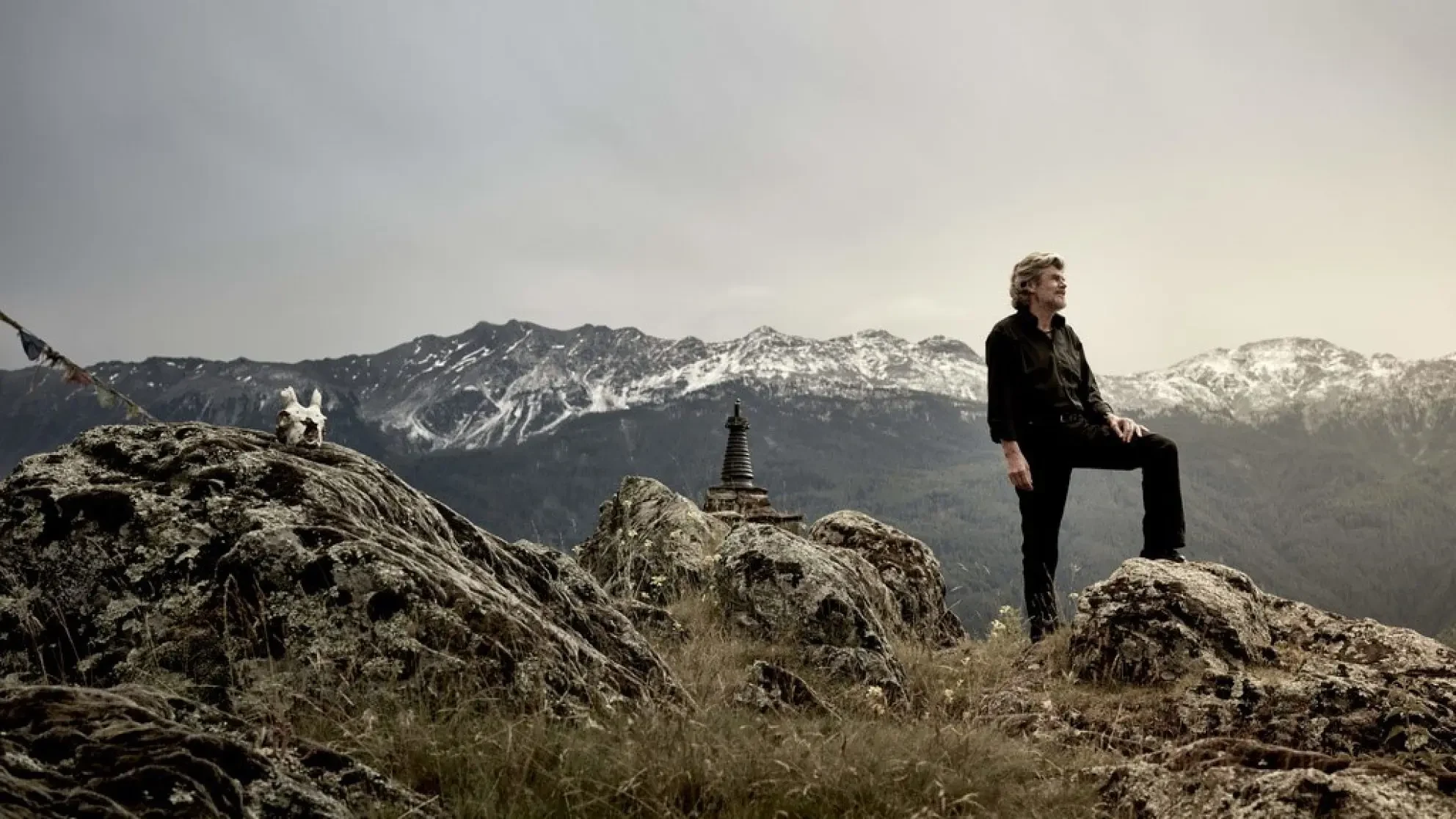 Reinhold Messner diante de uma grande parede de gelo
