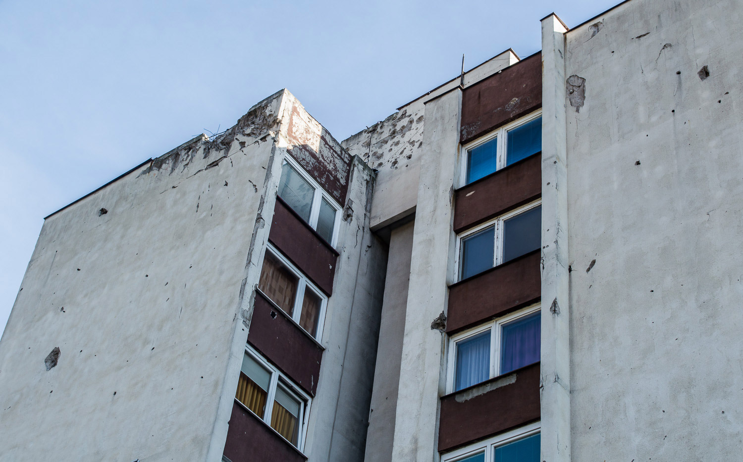Quase todos os edifícios tem marca de bala.