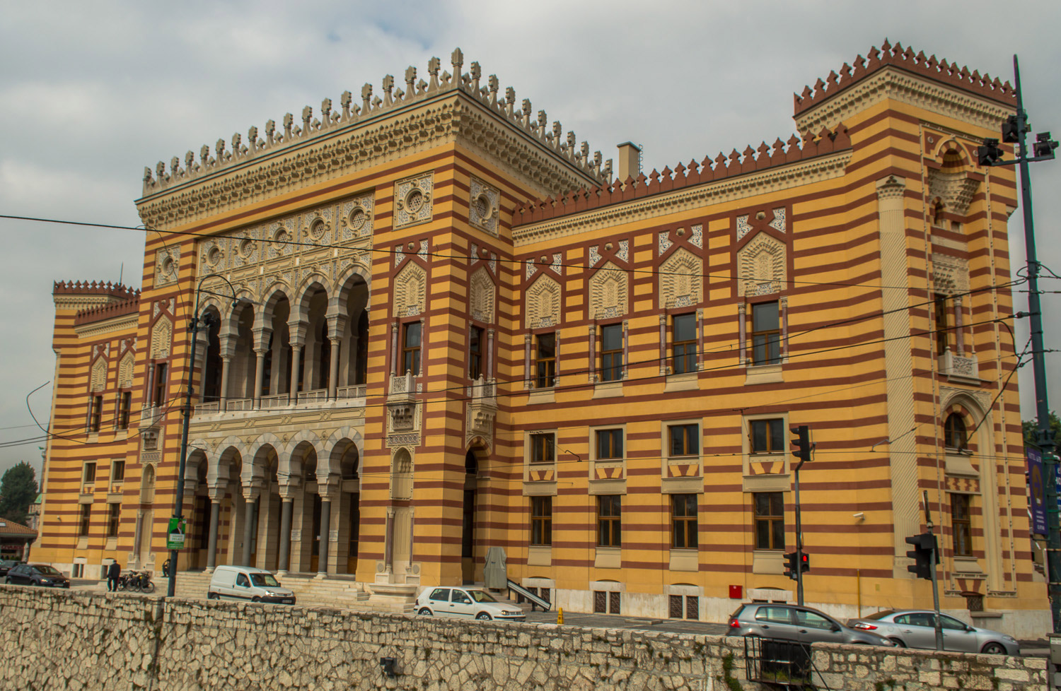 Biblioteca em Sarajevo. Foi completamente destruída. Agora esta restaurada e linda.