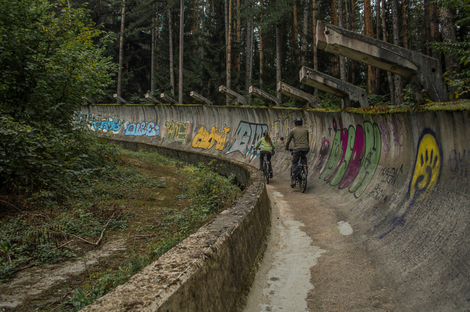 Brincando na pista de bobsled.