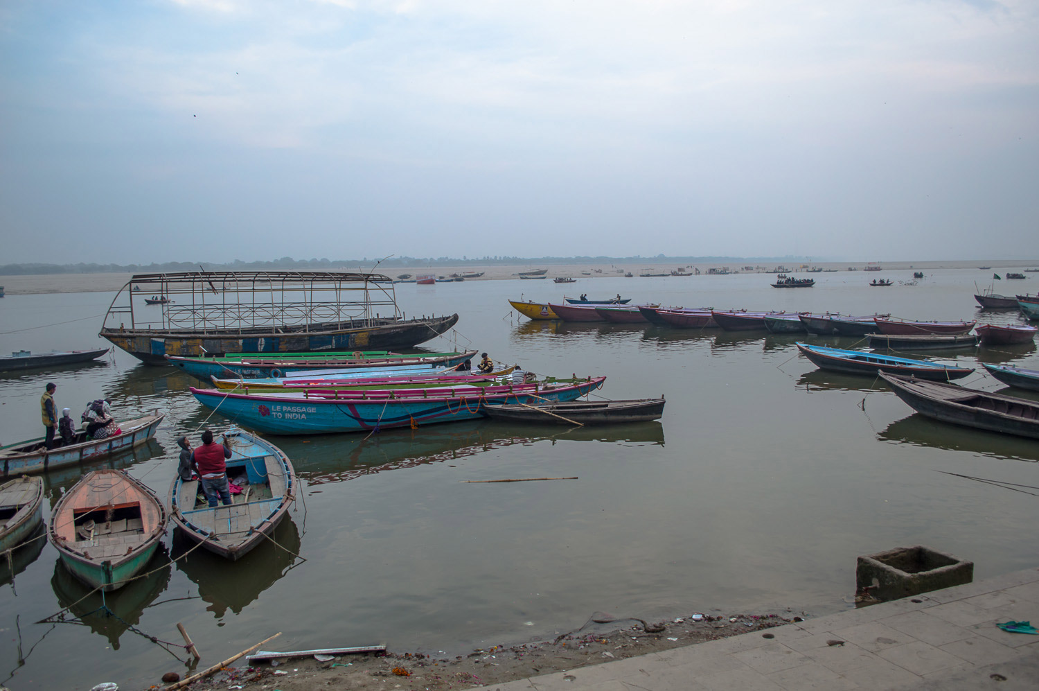 Cerimonia diária no Rio Ganges.