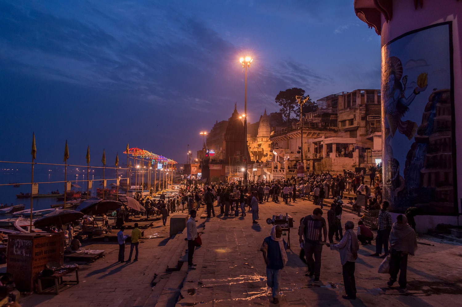 Cerimônia diária no Rio Ganges.
