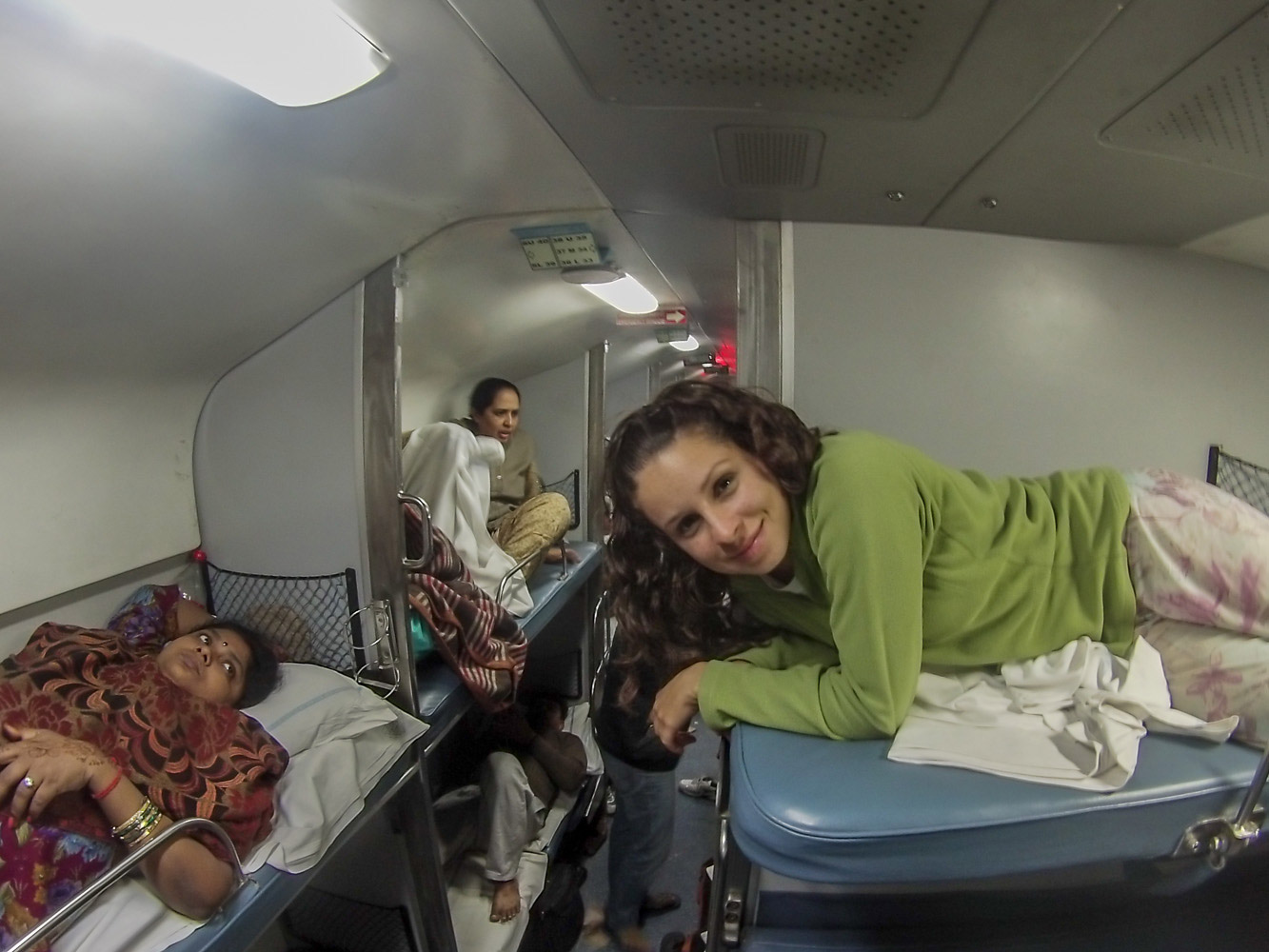 Dentro do trem.