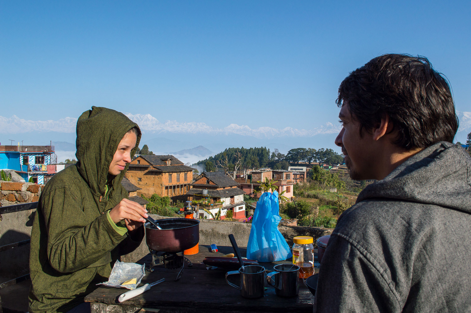 Café-da-manhã na laje, com vista para os Himalaias.