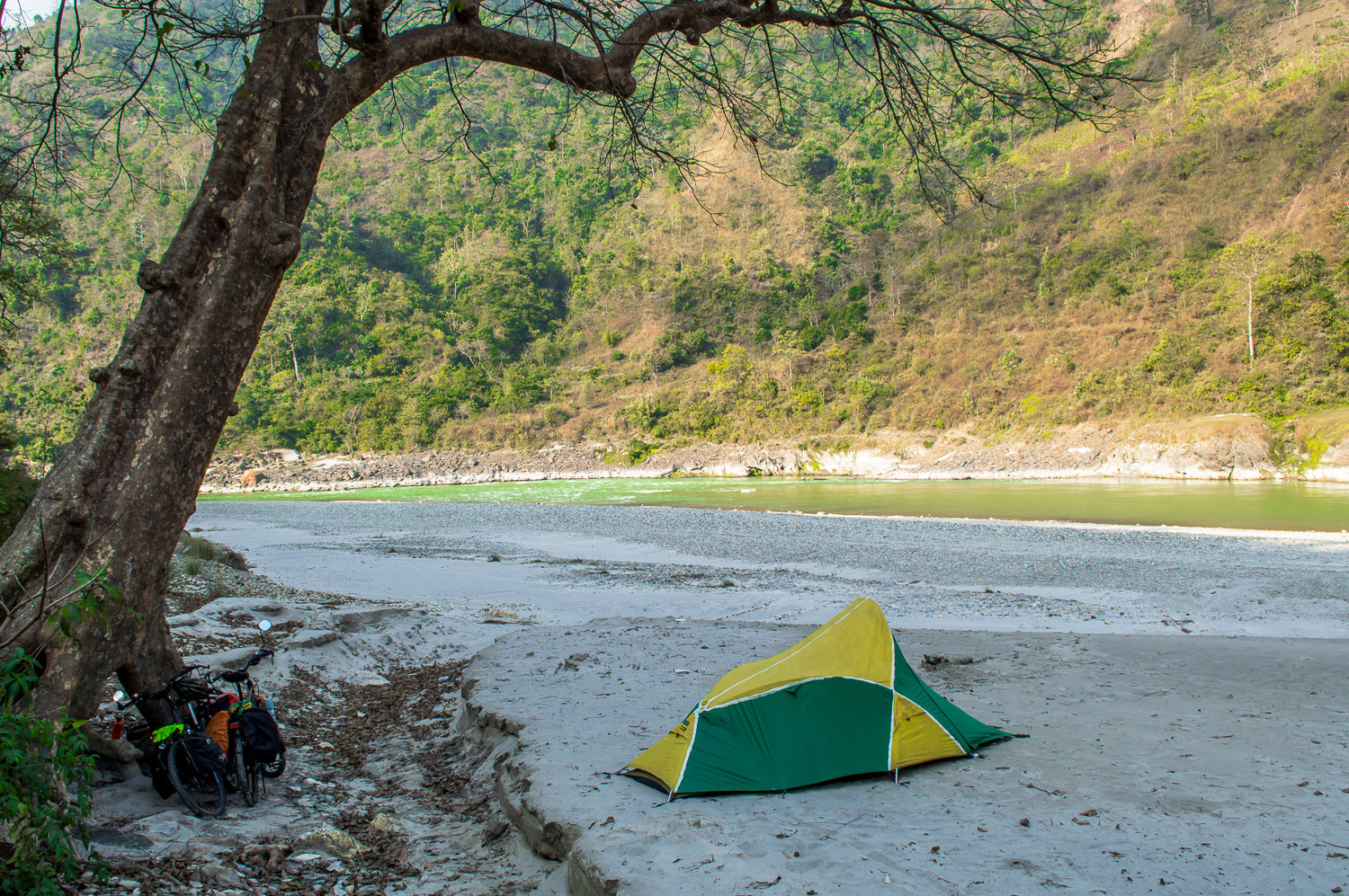 Diocamping as margem do rio Marsyangdi.
