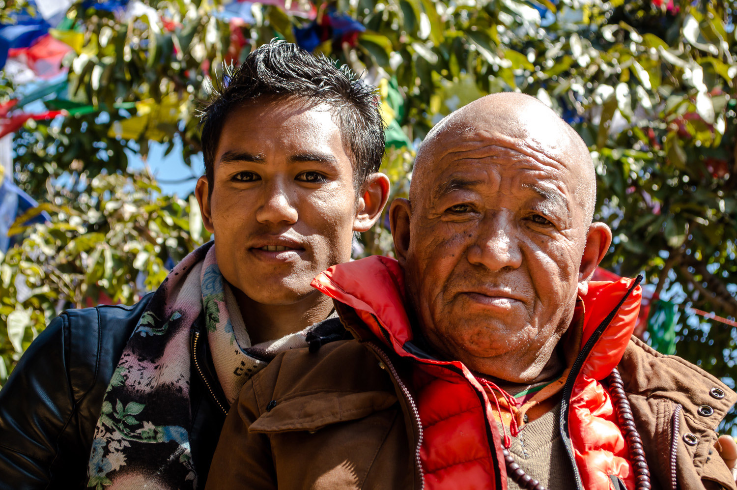 Nepaleses na Cidade de Pharping. Neto e avô.