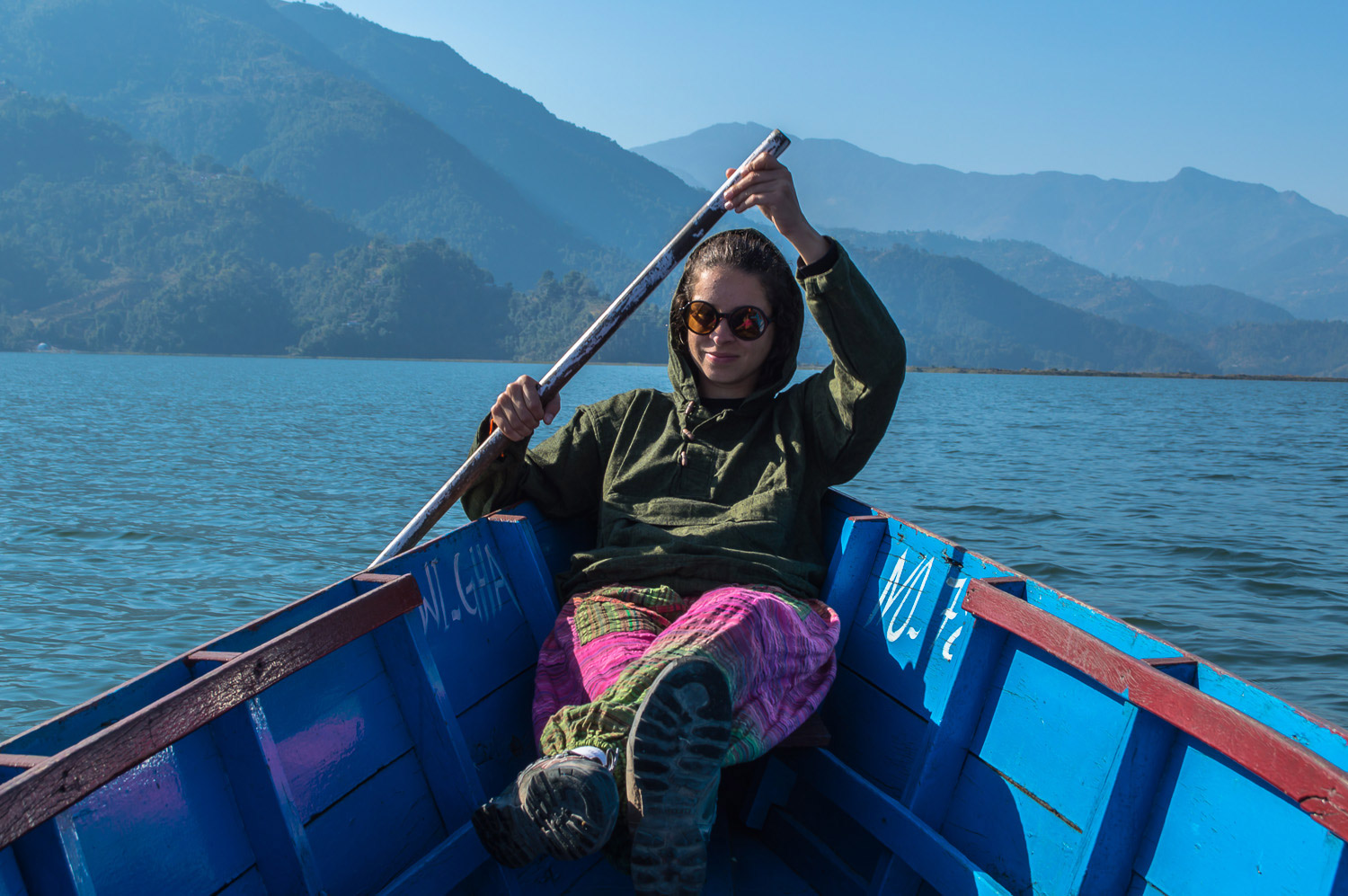 Rolezinho de barco no Lago Phewa.