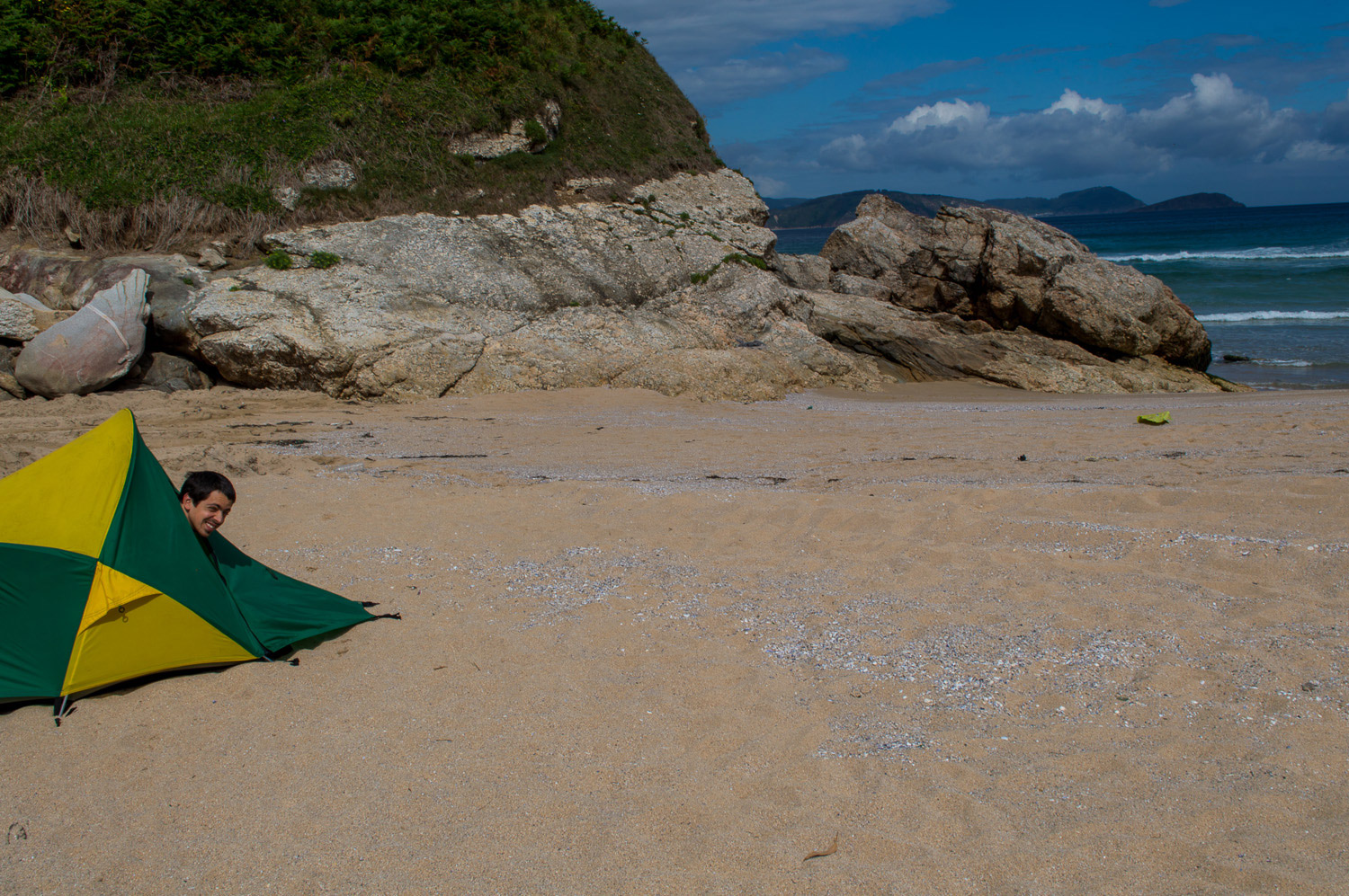 Praia cheia dos não-me-toque. Dormimos lá assim mesmo.