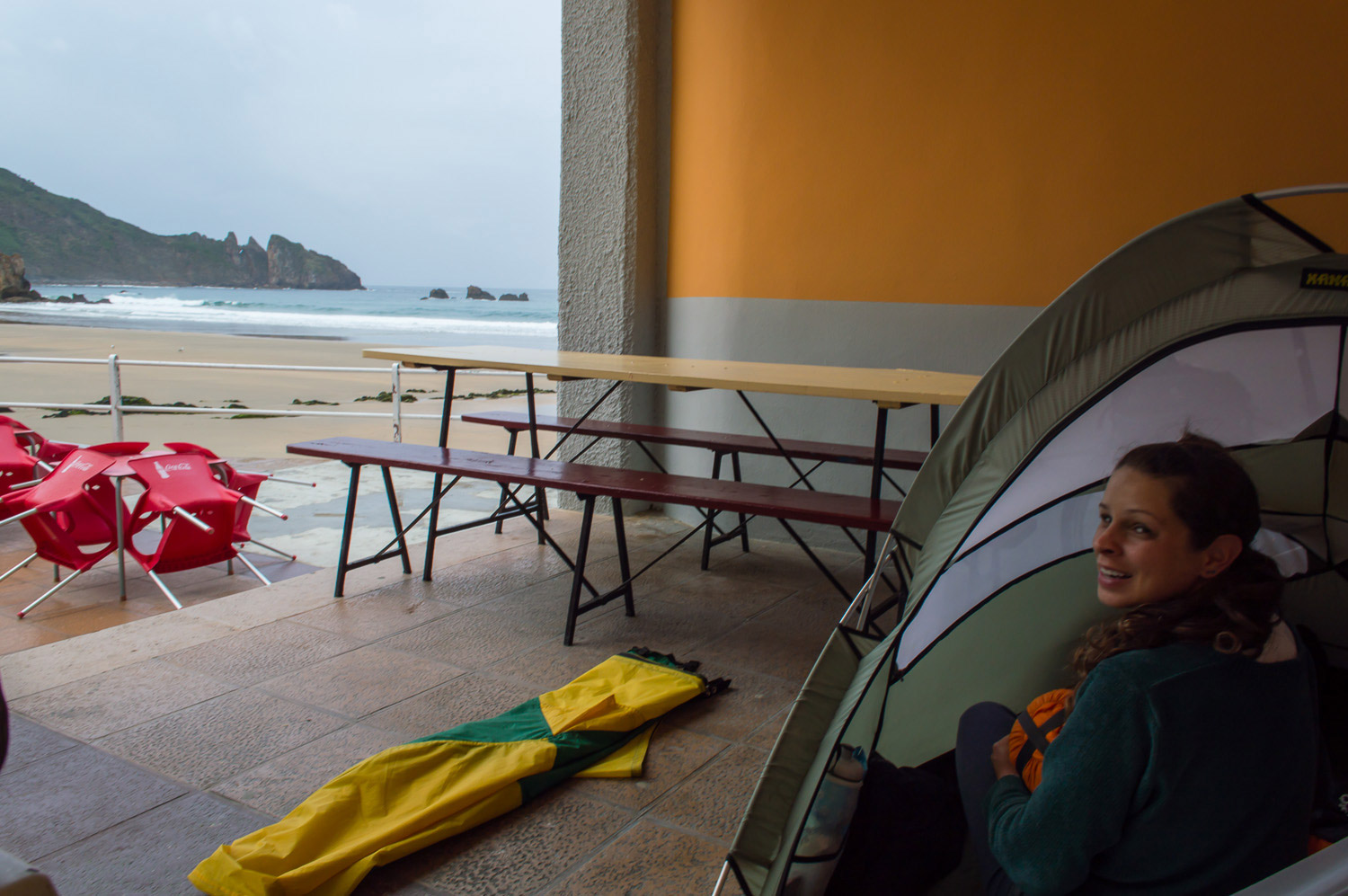 Diocamping na varanda do restaurante. Nos salvou da chuva.