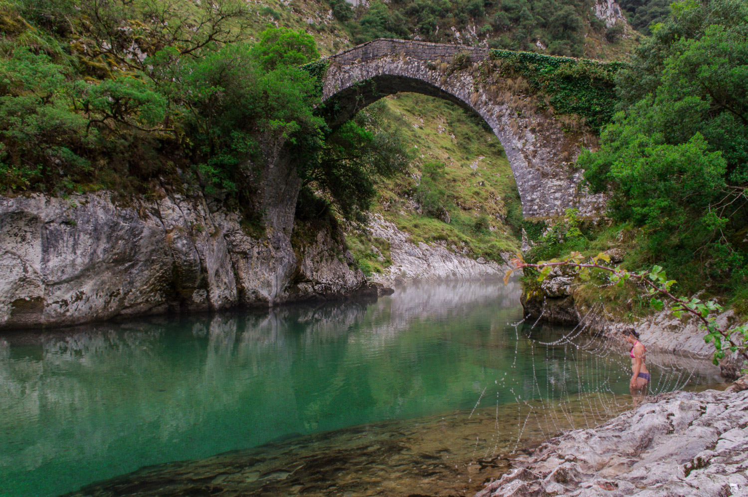 Dormimos em cima da ponte medieval. De manhã nadamos nas águas geladas.
