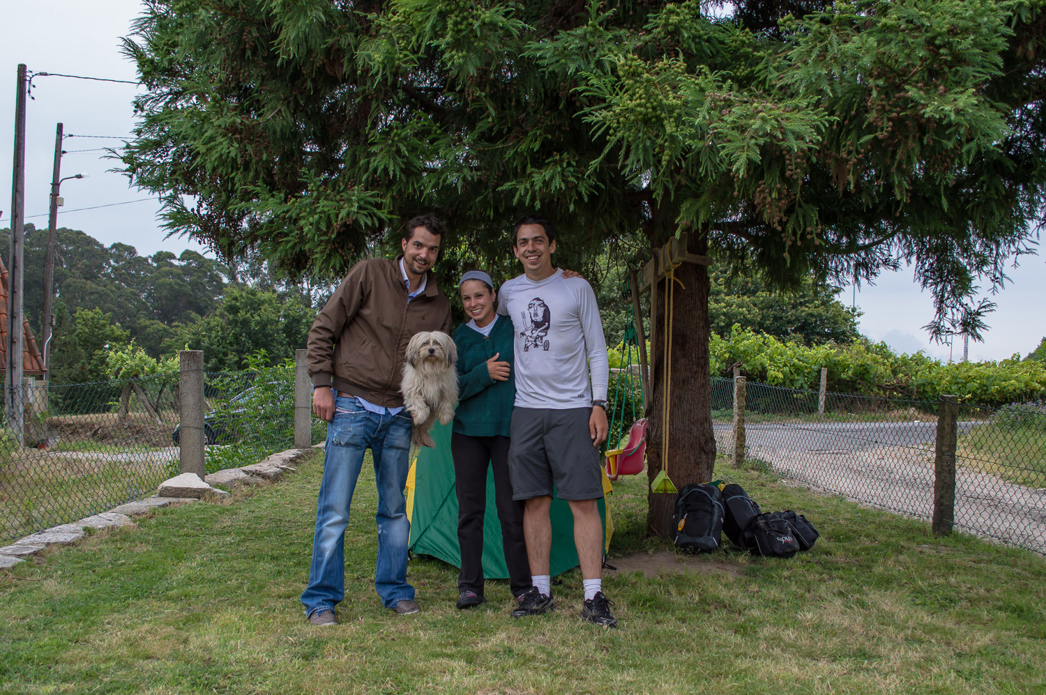 Gabriel. E o jardim onde acampamos em sua casa.