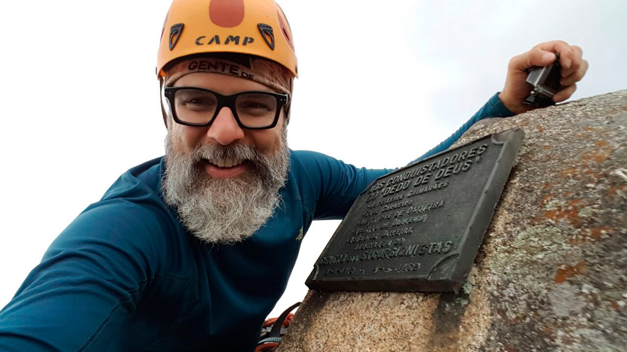 Gustavo Ziller no cume do Dedo de Deus.