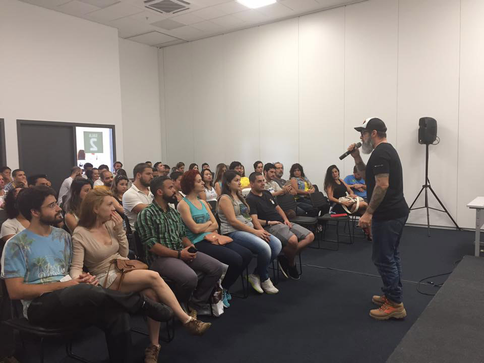 Casa cheia na palestra sobre Vida Criativa. Felicidade é mato.