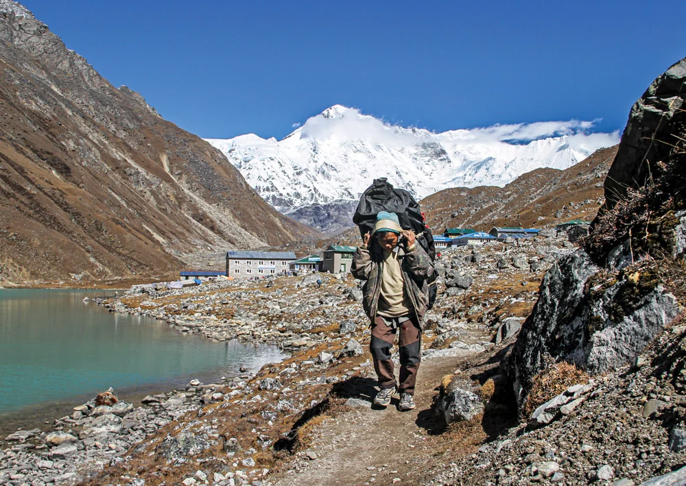 Porteador em Gokyo