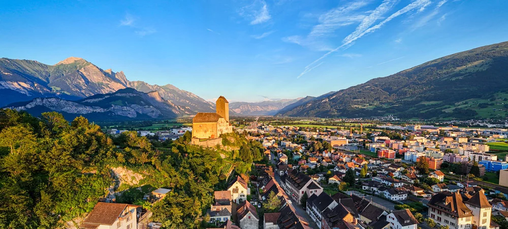 Castelo e cidade de Sargans cercados pelos Alpes