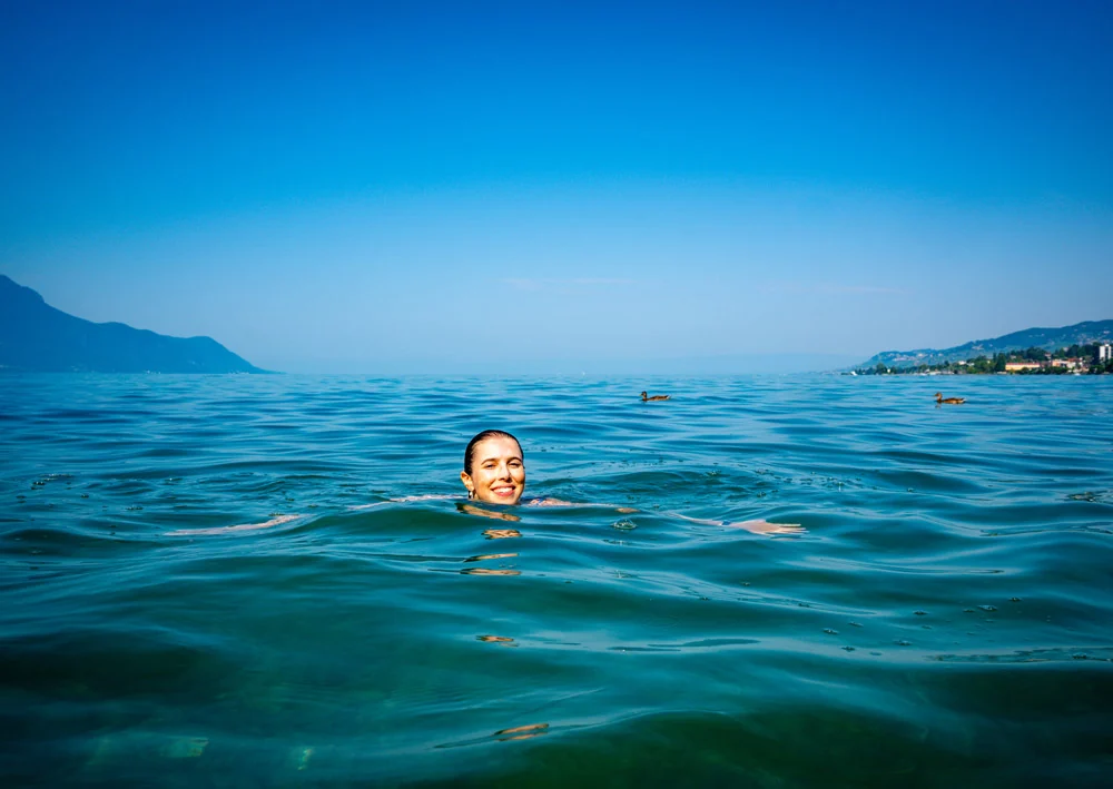 Viajante nadando nas águas azuis do Lac Léman