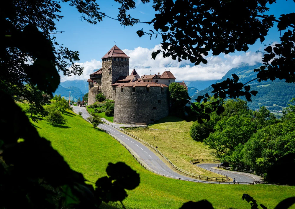 Castelo de Vaduz entre árvores e montanhas