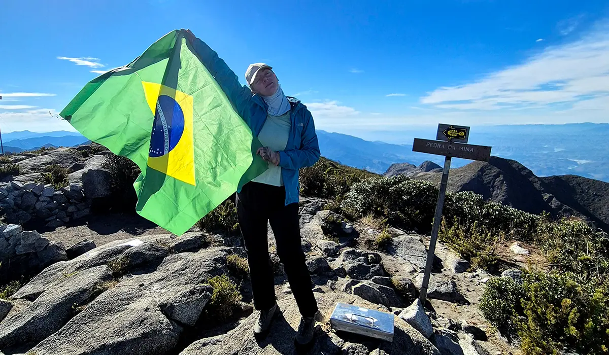 Bia no cume da Pedra da Mina com a bandeira do Brasil