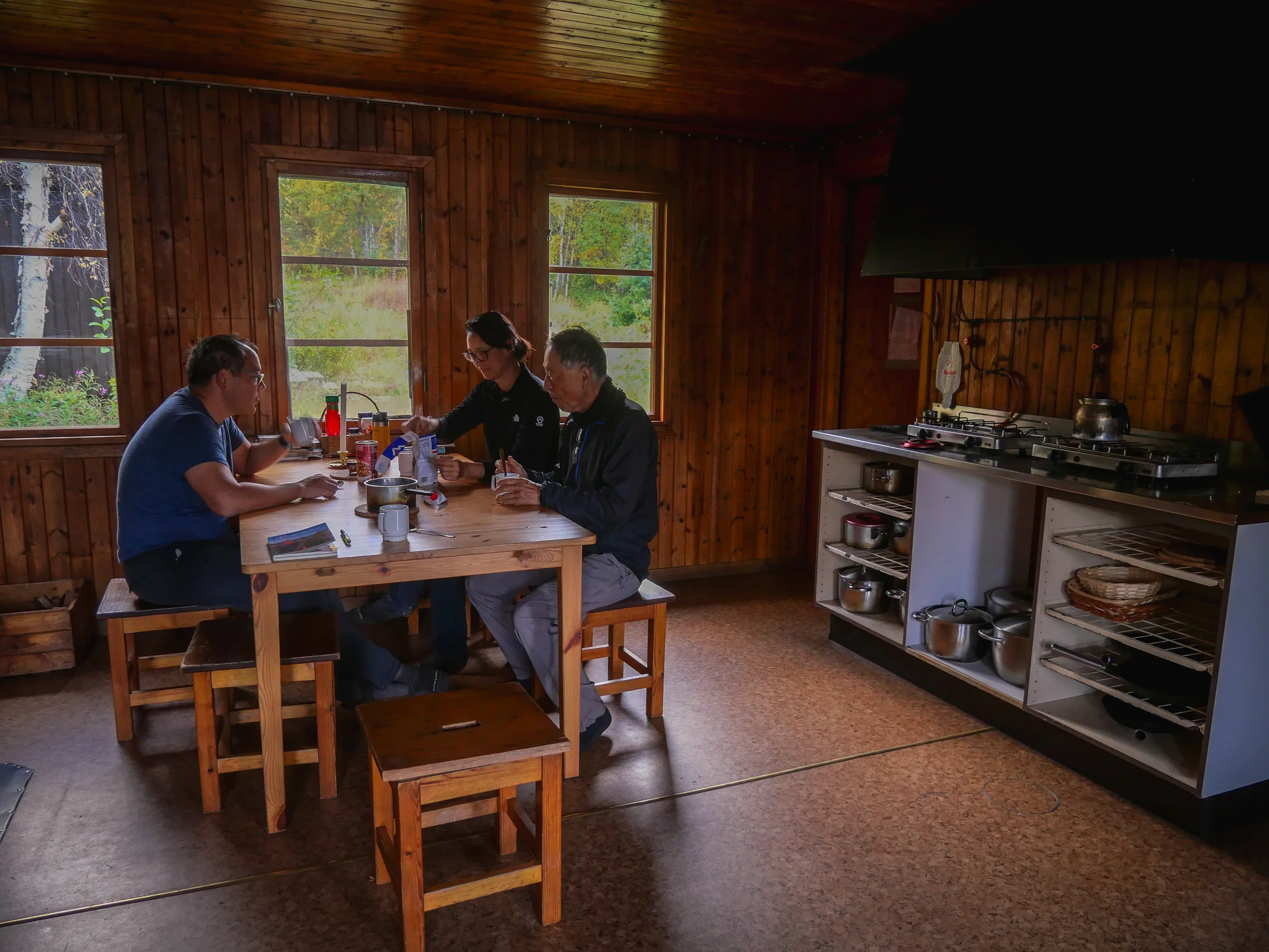 Cozinha e espaço de convivência em uma das cabanas da travessia.
