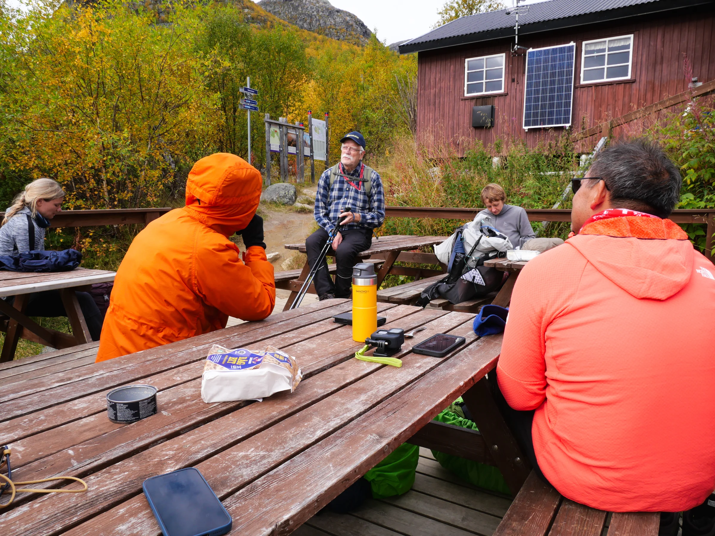 Host recebe e conversa com caminhantes em uma das cabanas da Kungsleden.