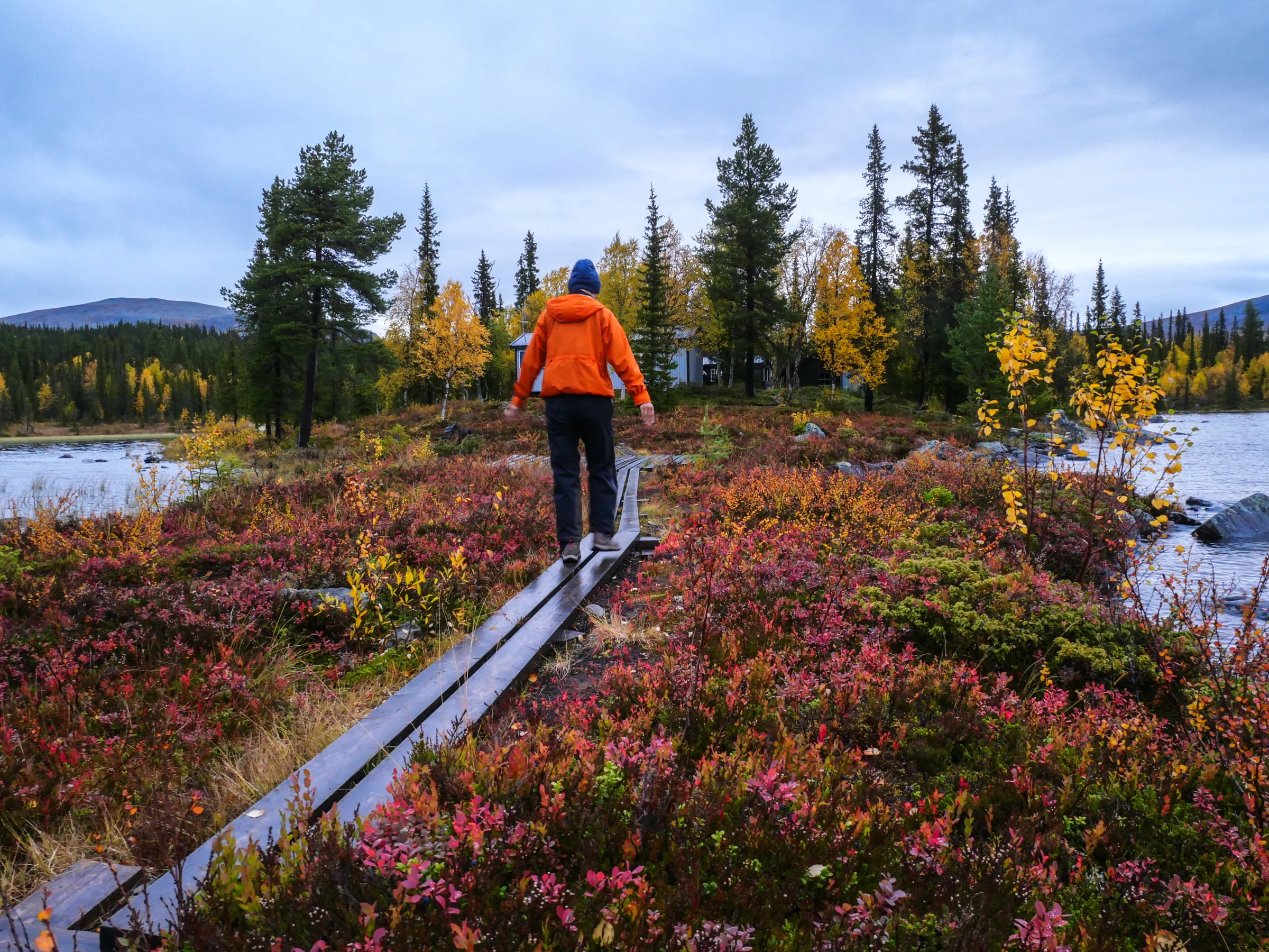 Passarela de madeira no caminho para uma cabana: uma estrutura que exige cuidados ao longo dos anos.