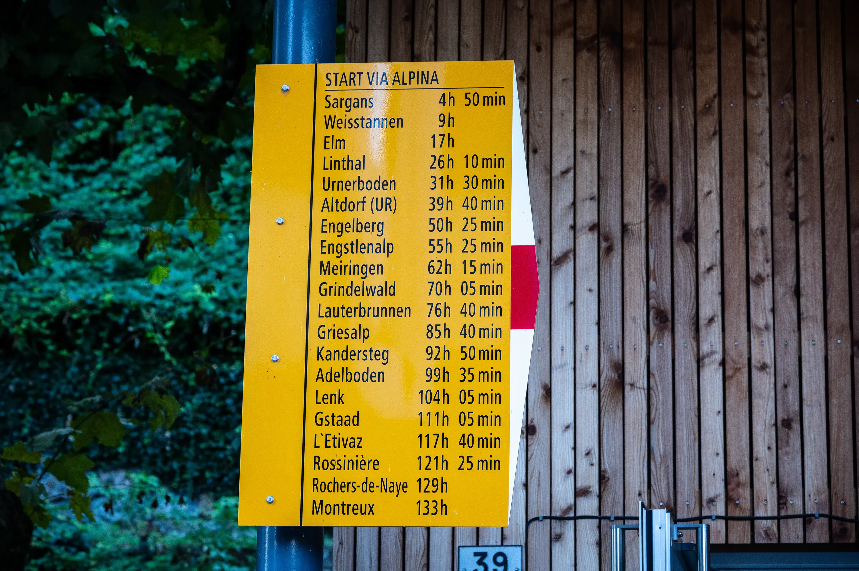No início da Via Alpina, uma placa reúne os destinos e os tempos de caminhada até Montreux.