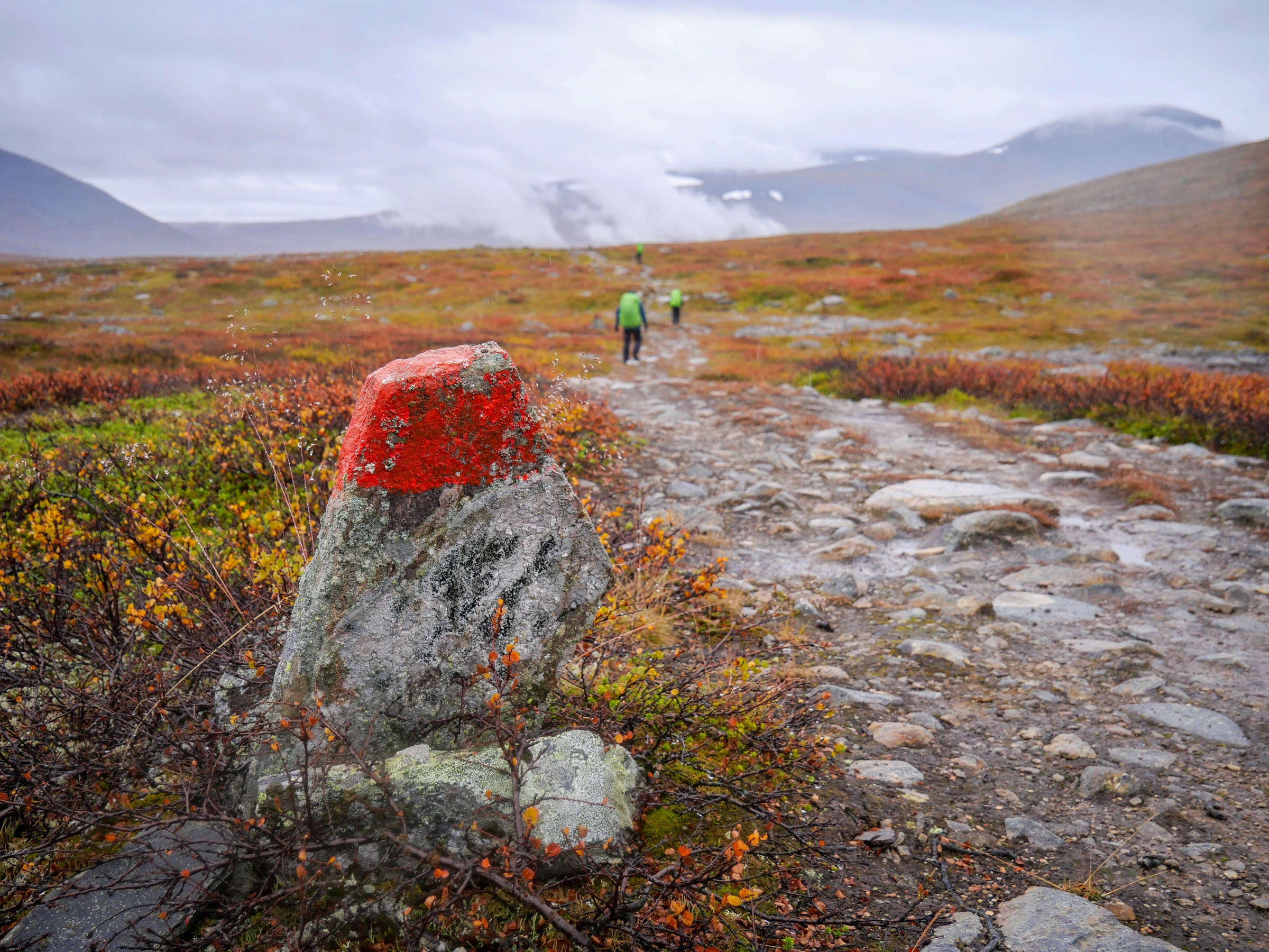 Marcação sobre uma pedra em um trecho aberto da Kungsleden.
