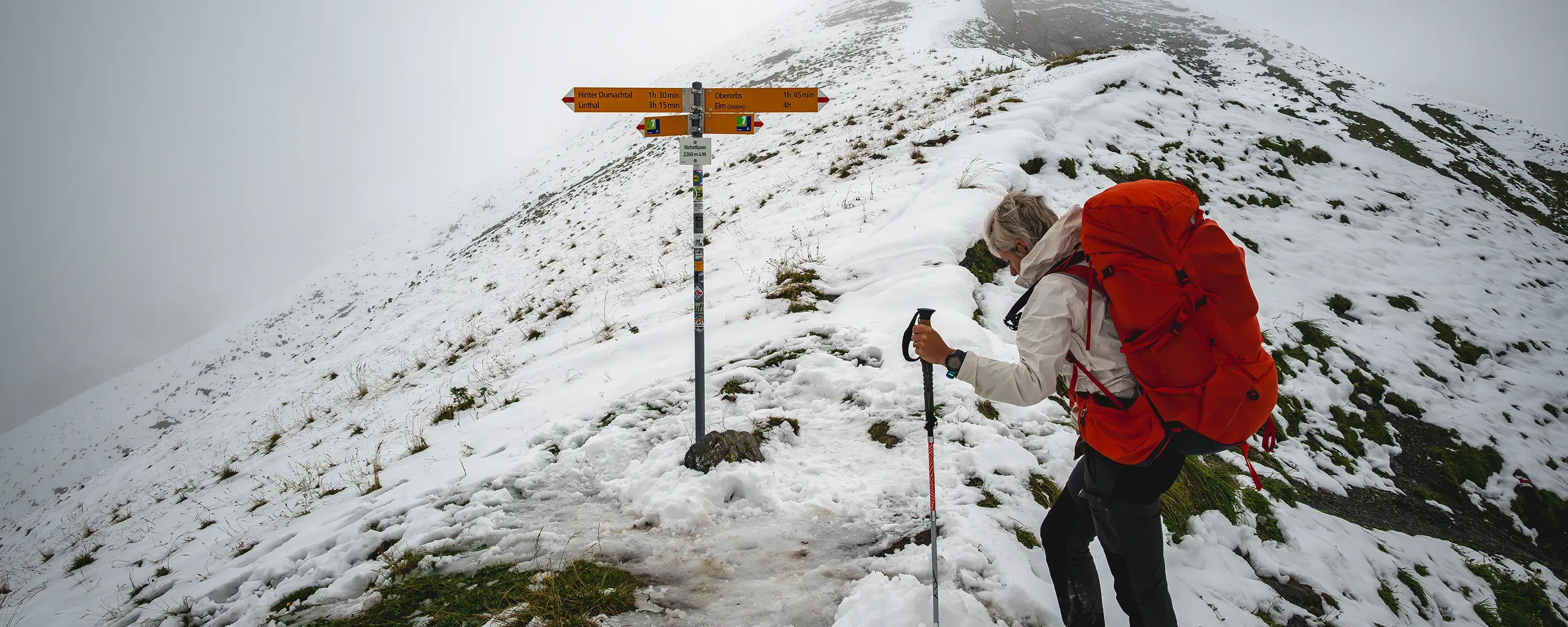 Placas amarelas de sinalização nas montanhas da Via Alpina, na Suíça.